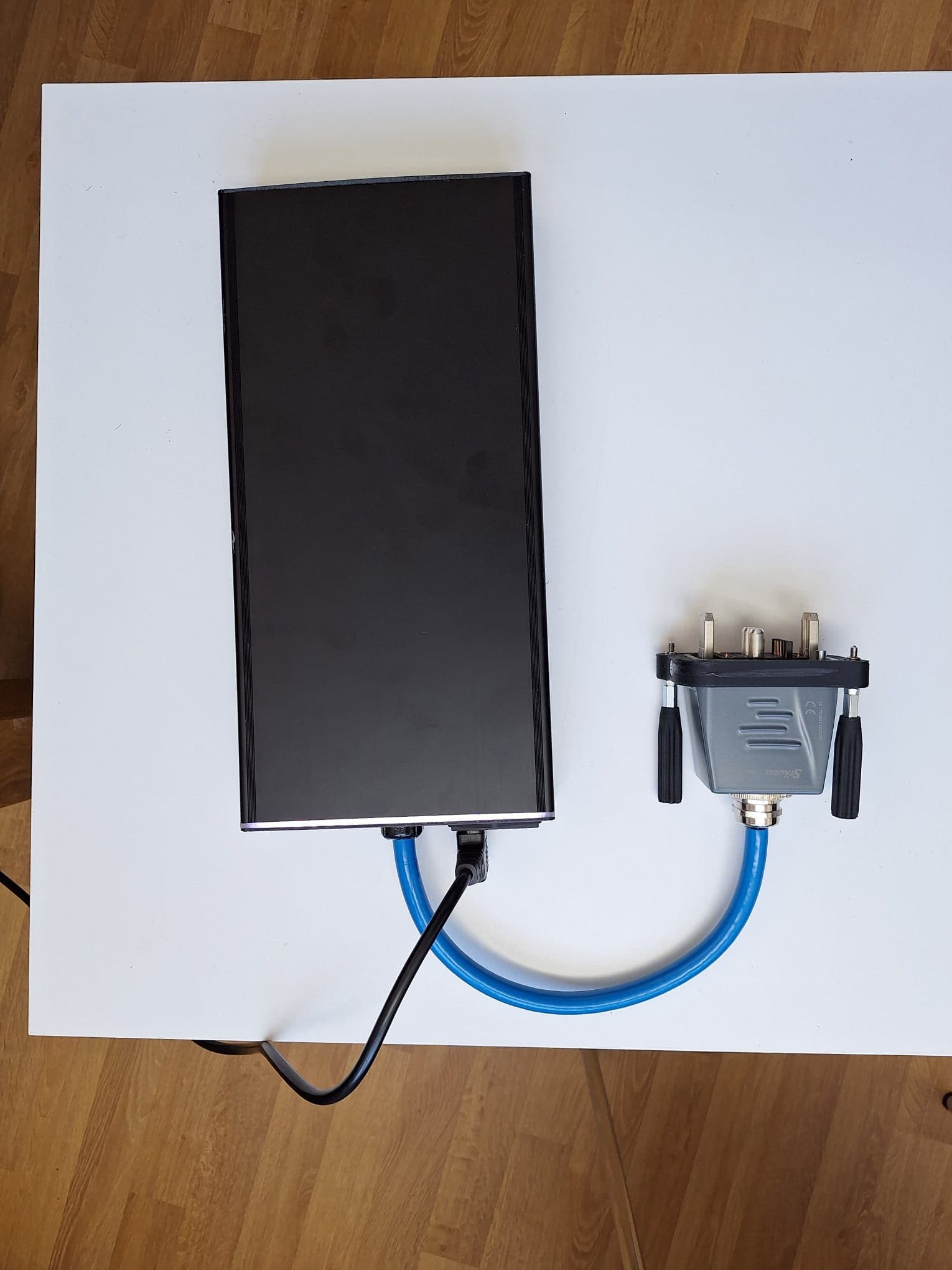 Der Compact Charger mit Stäubli-CombiTac-Stecker und Kabel