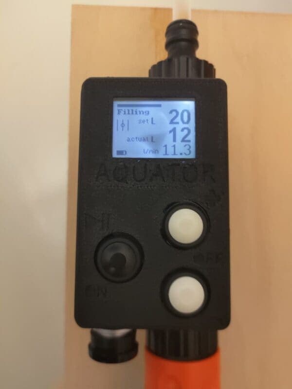 Aquator montiert beim Befüllen, das Display zeigt Soll- und Ist-Liter