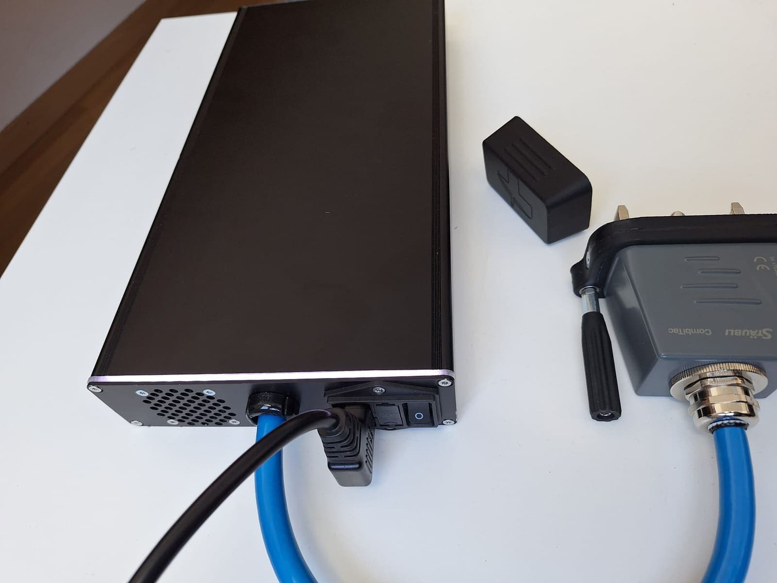 Anschlussseite des Compact Chargers mit Lüftungsschlitzen und Schalter