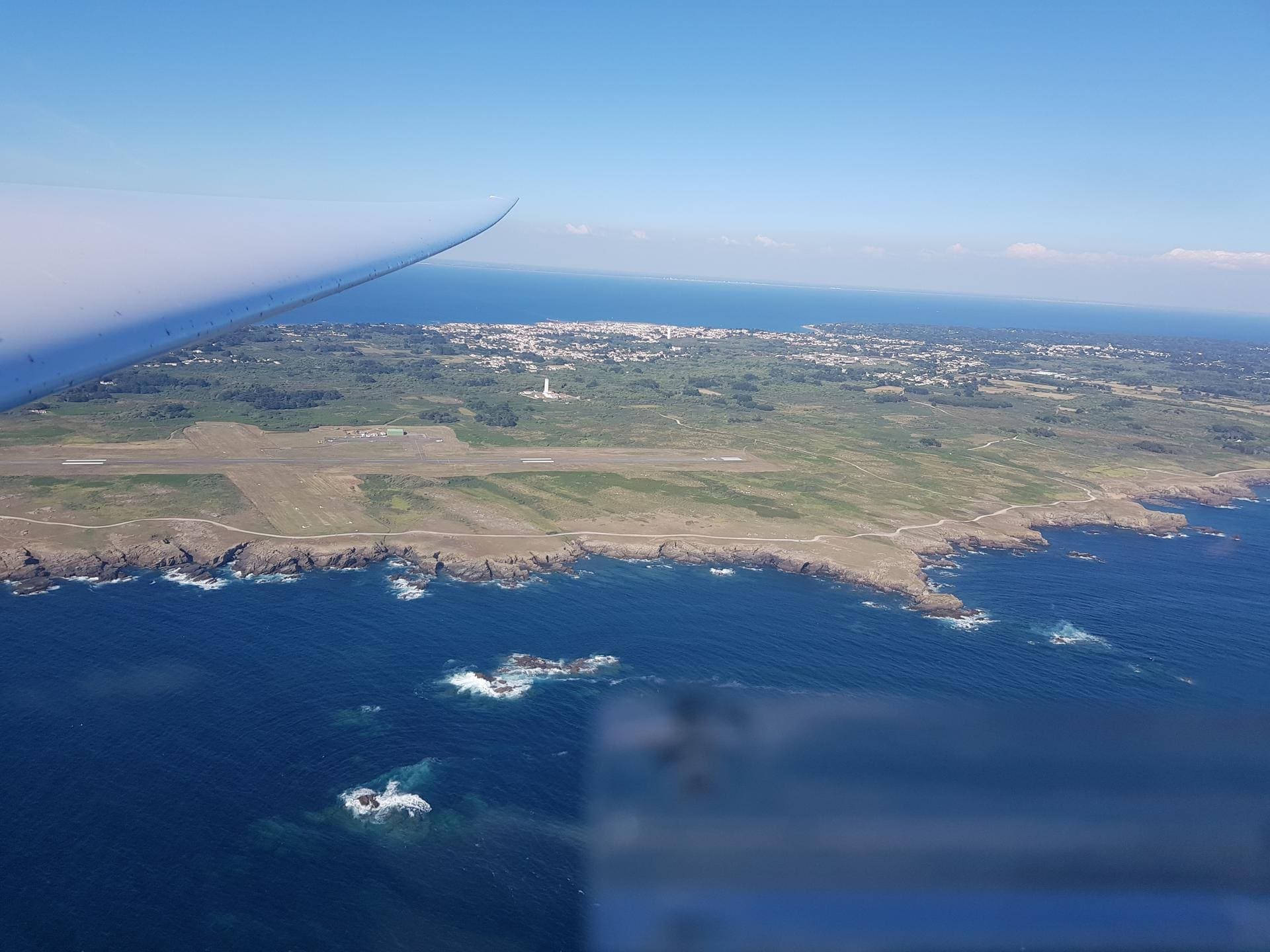 Die Insel Île-d'Yeu mit ihrem kleinen Flugplatz, gesehen aus dem Segelflugzeug über dem Atlantik